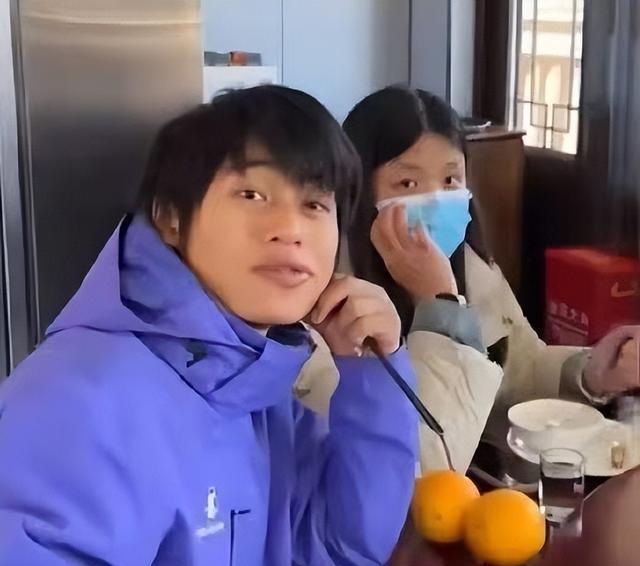 荒野求生林北女友长相意外曝光，皮肤很白，夫妻相满满
