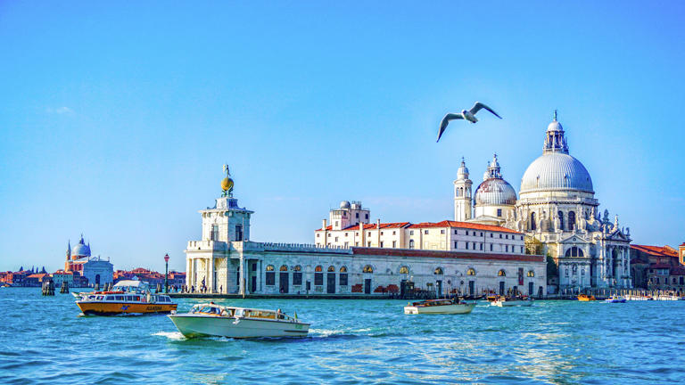 地球给予我们一切的资源，其中就包括壮丽秀美的自然风光，但是随着这些时间的推移，很多美景已经不复存在，所以趁着现在还有机会，那就去看看外面的风景。 今天就给大家推荐全球即将消失的6大美景，再不看就没机会了，一旦错过就是永远！  亚马逊热带雨