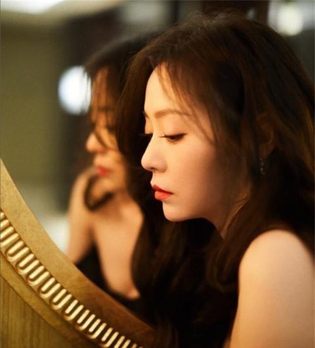 张靓颖与冯轲相爱15年被骗6亿，离婚4年后天差地别