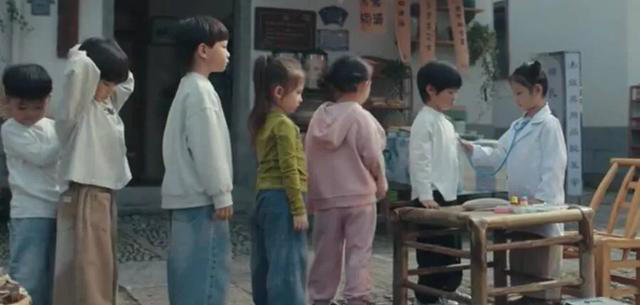 《四喜》王楚沁好可爱啊，小大人的模样有点绝，又在骗人生女儿了