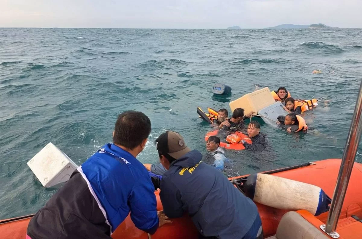 泰国一艘船遇到巨浪翻船，15人海上漂流7个多小时获救