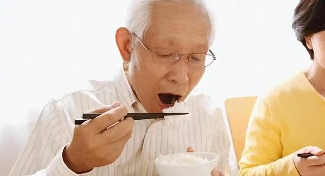 “吃饭七分饱”被推翻了？医生：过了55岁，吃饭尽量要做到这4点