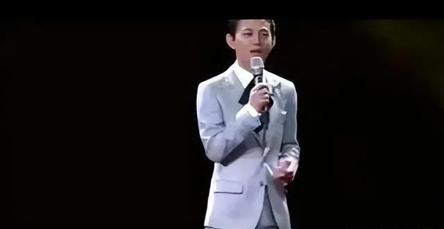 那英举手发问，何炅一度语塞，后台急查票数：两人现场交锋太有戏