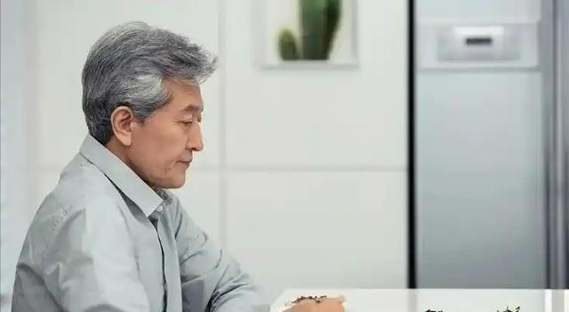 “吃饭七分饱”被推翻了？医生：过了55岁，吃饭尽量要做到这4点