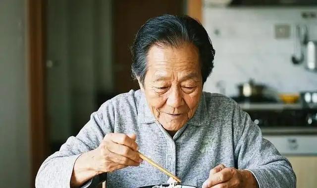 “吃饭七分饱”被推翻了？医生：过了55岁，吃饭尽量要做到这4点