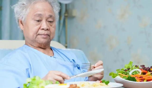 “吃饭七分饱”被推翻了？医生：过了55岁，吃饭尽量要做到这4点