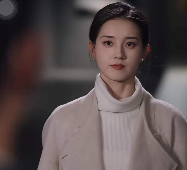 看到郭宇欣跑龙套旧照，站杨紫身边一点不输，才知啥叫小红靠捧