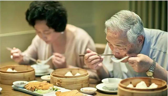 “吃饭七分饱”被推翻了？医生：过了55岁，吃饭尽量要做到这4点