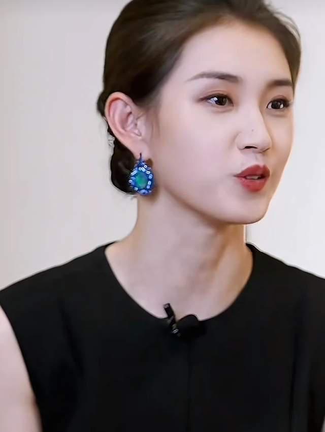 看到郭宇欣跑龙套旧照，站杨紫身边一点不输，才知啥叫小红靠捧