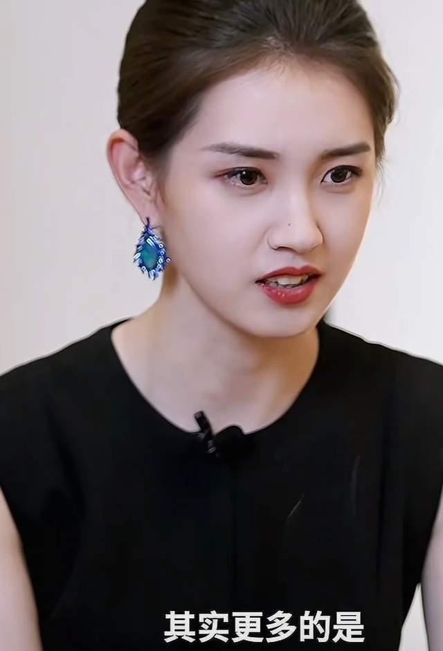看到郭宇欣跑龙套旧照，站杨紫身边一点不输，才知啥叫小红靠捧