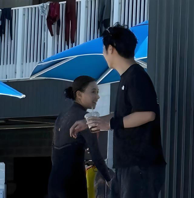 窦骁何超莲澳洲冲浪甜蜜同框，冲浪板前笑容破婚变传闻！