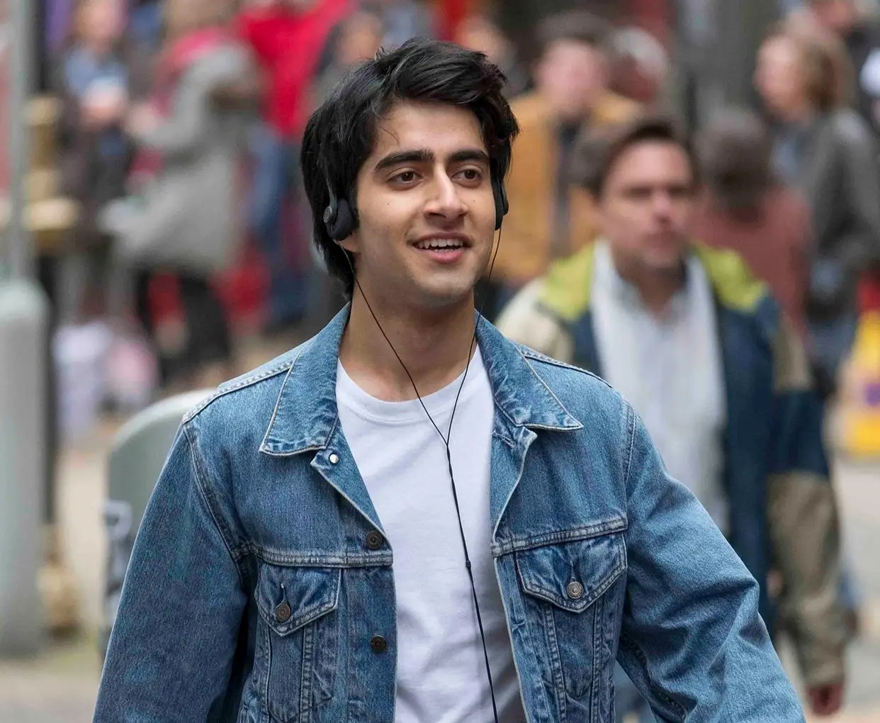 电影《炫目之光》：摇滚传奇照亮移民少年，音乐是跨越偏见的自由宣言