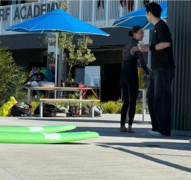 窦骁何超莲澳洲冲浪甜蜜同框，冲浪板前笑容破婚变传闻！