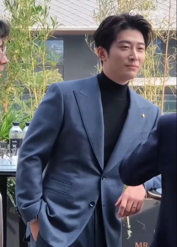 窦骁何超莲澳洲冲浪甜蜜同框，冲浪板前笑容破婚变传闻！