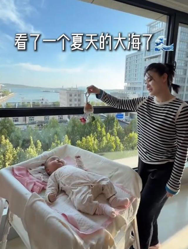 侯梦莎搬离婆家，和毛毅带女儿到杭州定居，婆婆不舍孙女哭着告别