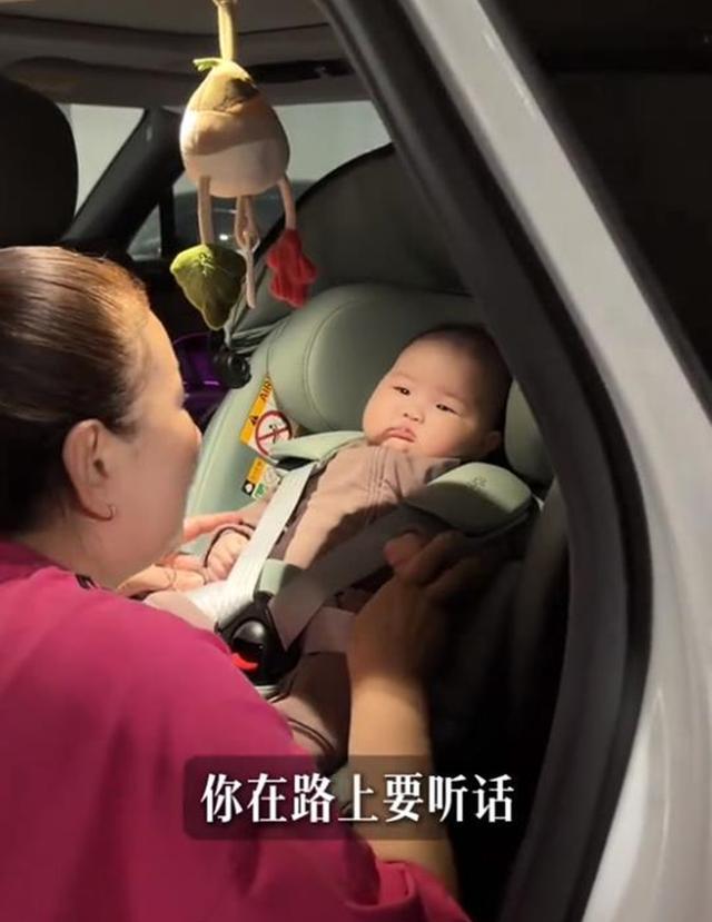 侯梦莎搬离婆家，和毛毅带女儿到杭州定居，婆婆不舍孙女哭着告别