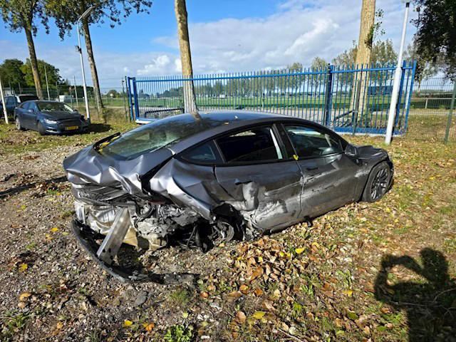 特斯拉Model 3被时速250公里奔驰AMG撞毁：车主无碍 又提了一台