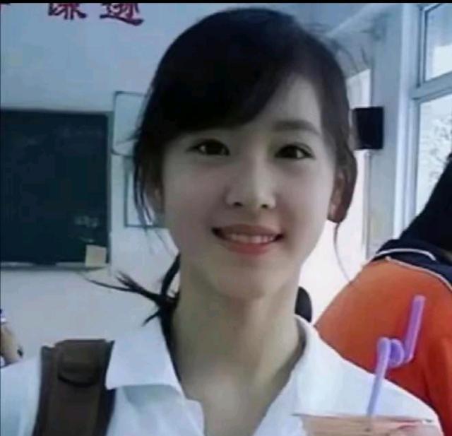 章泽天登杂志封面气场强大，雍容华贵！人生逆袭成大女主！