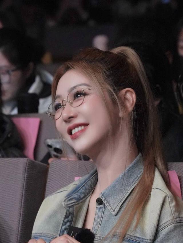 薛凯琪牛仔外套造型，时尚与高智感完美拿捏