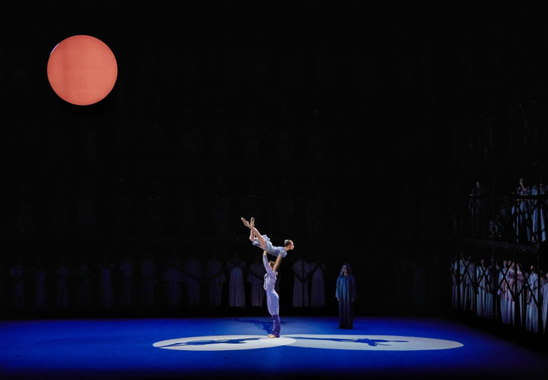 超300位演员同台，港芭《布兰诗歌》收官“大湾区文化周”