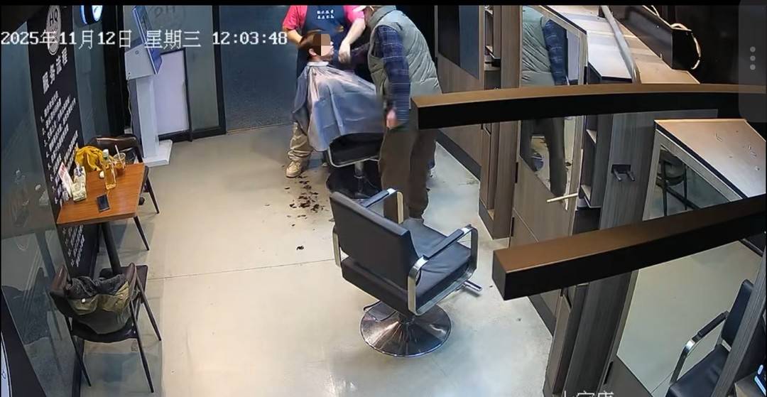 男子在理发店内遭一老人掐脖子 店员：两人不认识，现场已报警处理
