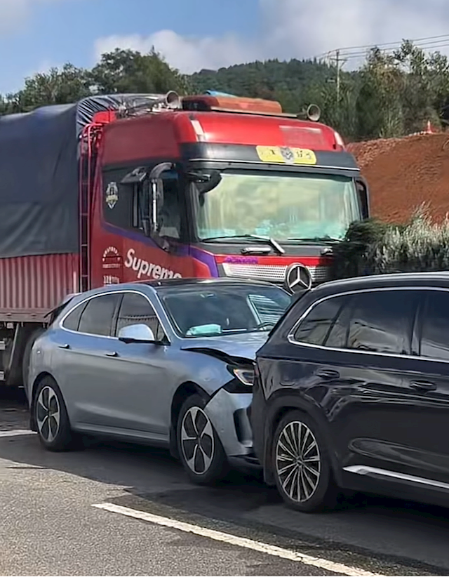 问界M5被32吨大货车追尾并冲撞前车：车门正常开 5人都安全