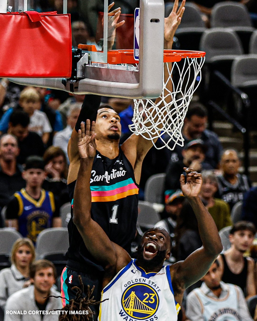 NBA官方分享赛场照：文班亚马跃过了198cm的德雷蒙德-格林