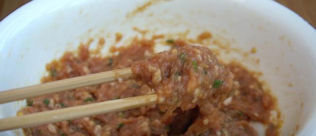 冬天就馋这馅蒸饺，教你调馅做法，薄皮又多汁，我家一周吃8次