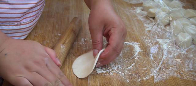 冬天就馋这馅蒸饺，教你调馅做法，薄皮又多汁，我家一周吃8次