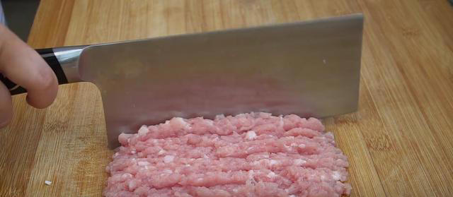 冬天就馋这馅蒸饺，教你调馅做法，薄皮又多汁，我家一周吃8次