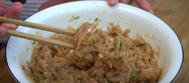 冬天就馋这馅蒸饺，教你调馅做法，薄皮又多汁，我家一周吃8次