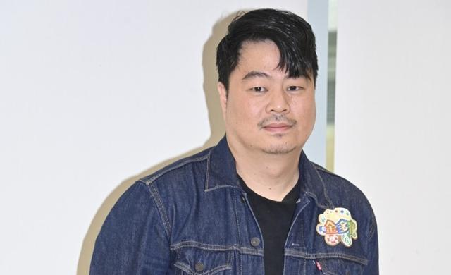 港片寒冬中的豪赌：翁子光自资开拍《金多宝》，邀许冠文客串