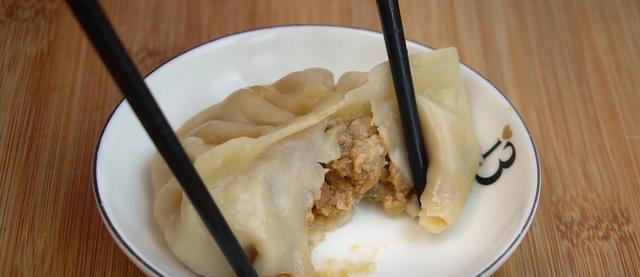 冬天就馋这馅蒸饺，教你调馅做法，薄皮又多汁，我家一周吃8次