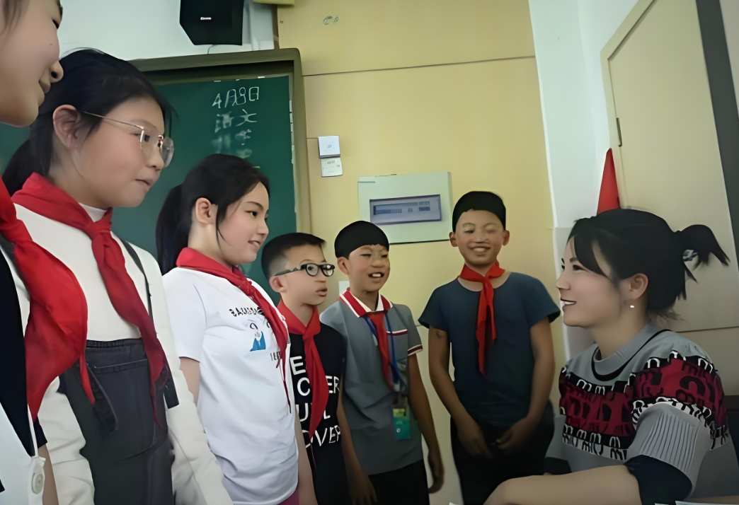 土豪女老师穿2.8万黑色貂皮“大衣”上课，被家长举报，老师用硬核回复怼了回去！