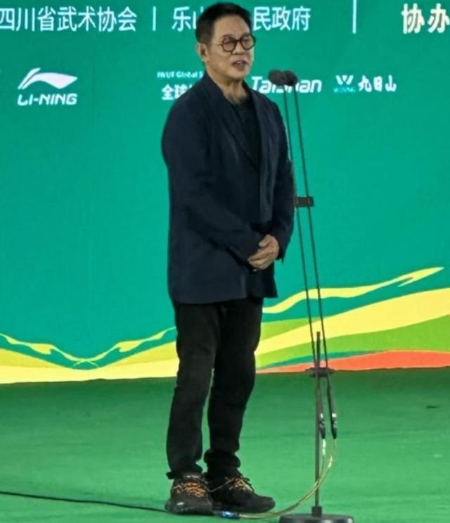 李连杰“返老还童”遭深扒！向太曝内幕太敢说，牌桌小秘密都抖了