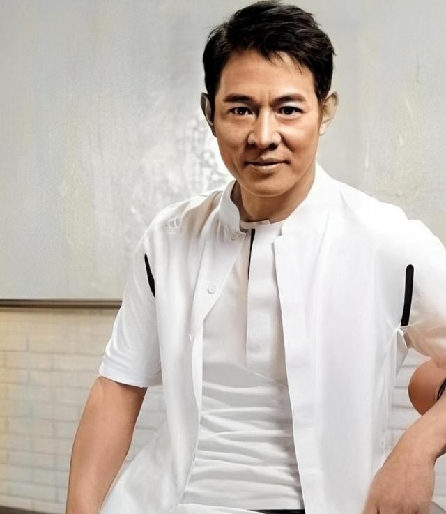 李连杰“返老还童”遭深扒！向太曝内幕太敢说，牌桌小秘密都抖了