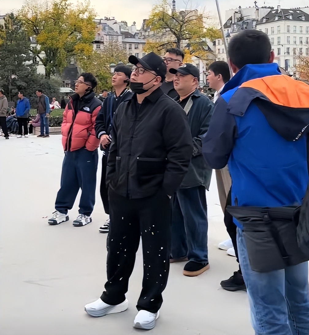 岳云鹏年底9场演出，远赴3个国家，妻子郑敏顶着一头黄发全程陪伴