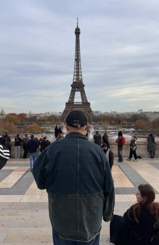 岳云鹏年底9场演出，远赴3个国家，妻子郑敏顶着一头黄发全程陪伴