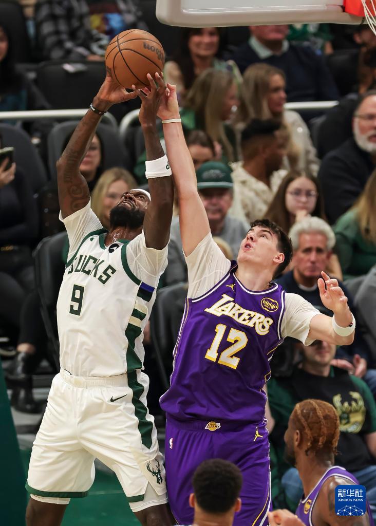 篮球——NBA常规赛：湖人胜雄鹿