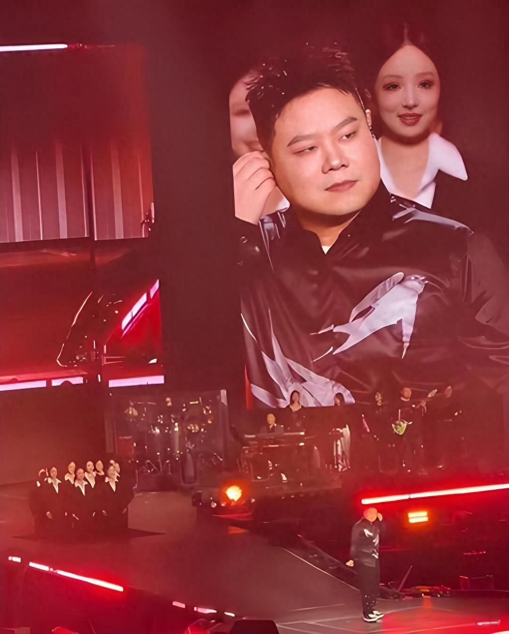 岳云鹏近两个月的行程，比师父郭德纲还忙，绝对称得上“德云社劳模”！ 无论演唱会还是相声专场，场场都是几千人至上万人的规模，票价大约都是千元起跳——从人气到金钱，他都赚得盆满钵满！ 小岳岳近期的行程如下： 11月9日，西安演唱会； 11月