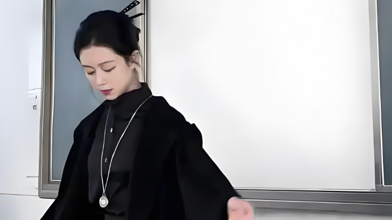 教师，作为祖国花朵“引路人”，他们仪容仪表总是会备受关注，一是引起学生的注意，二是引起家长的注意，为了打消这种过度注意，很多教师会故意“扮老”，穿最朴素的衣服，梳着最简单的发型。因此在无数家长眼中，教育从业者都要朴实无华，不能打扮过度，否则