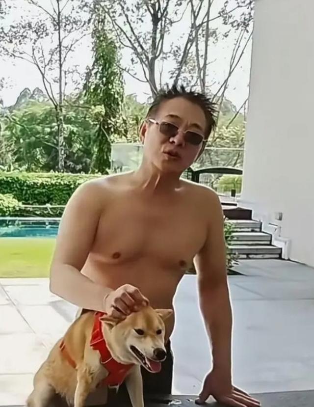 李连杰“返老还童”遭深扒！向太曝内幕太敢说，牌桌小秘密都抖了