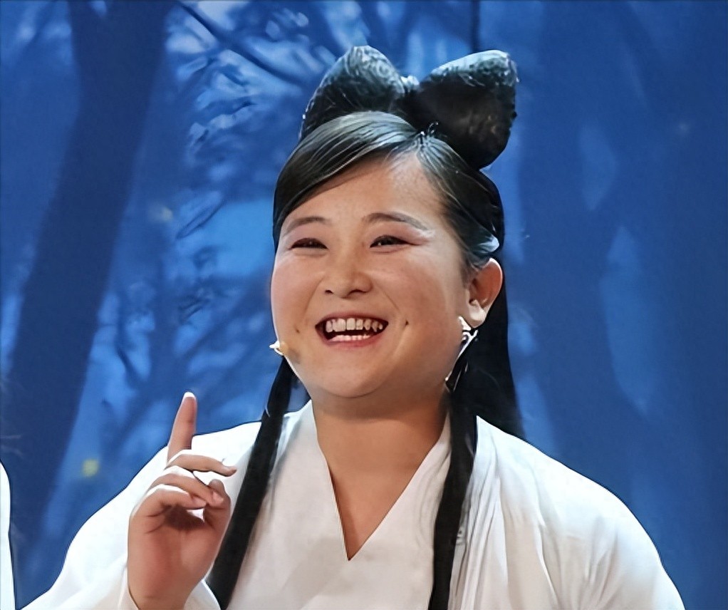 国民笑星贾玲，突然从最火的综艺节目里消失，连全国人民都看的春晚也不上了，一时间传言四起。 放着大把的钱不赚，她跑去活受罪把自己折腾得够呛，这个曾经只想逗大家笑的胖女孩，心里到底藏着多大的野心？ 贾玲罕见露面 贾玲真是好久没正经露面了！