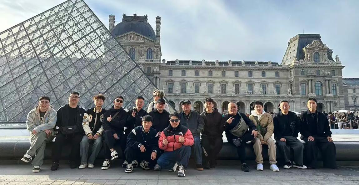 岳云鹏年底9场演出，远赴3个国家，妻子郑敏顶着一头黄发全程陪伴