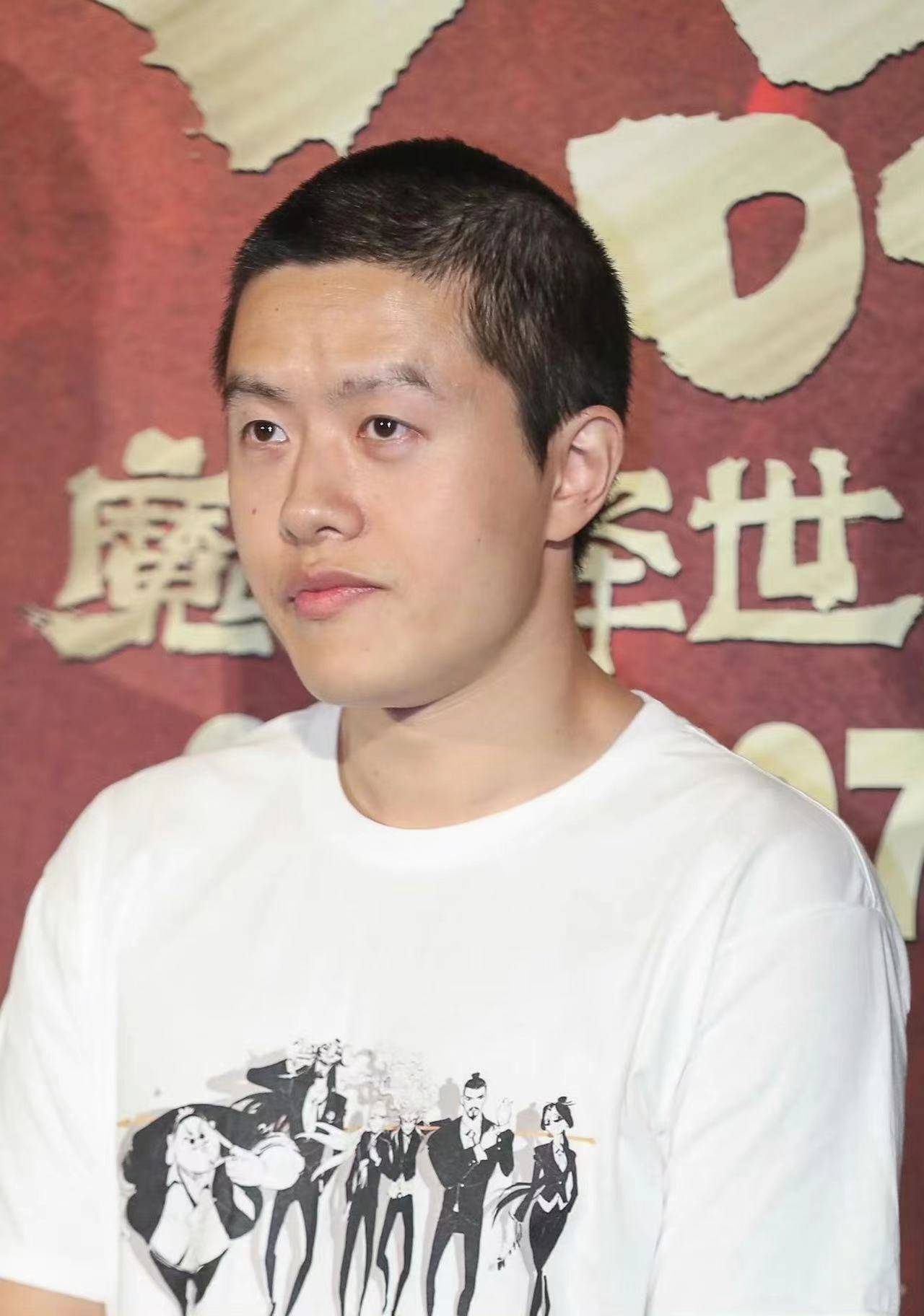 有人表示华表奖是政府奖，百花奖是老百姓的口碑，而金鸡奖就是电影圈子的分猪肉。这话说得让人有点沮丧，金鸡变水鸡，其实也是无奈，毕竟人情世故要考虑，大家都是一个圈子混，抬头不见低头见，多尴尬啊？ 这届金鸡奖评委会主任是张艺谋导演，他都古稀老