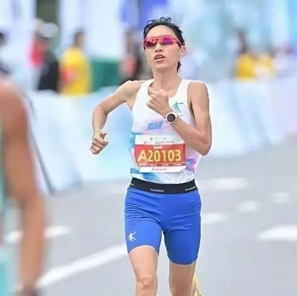 “最快女护士”张水华破纪录再夺全马冠军，赛后致谢领导朋友
