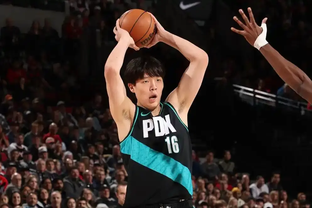 8+4+3+1+1！杨瀚森打破三分荒，暴扣2+1很凶残，出场时间生涯新高