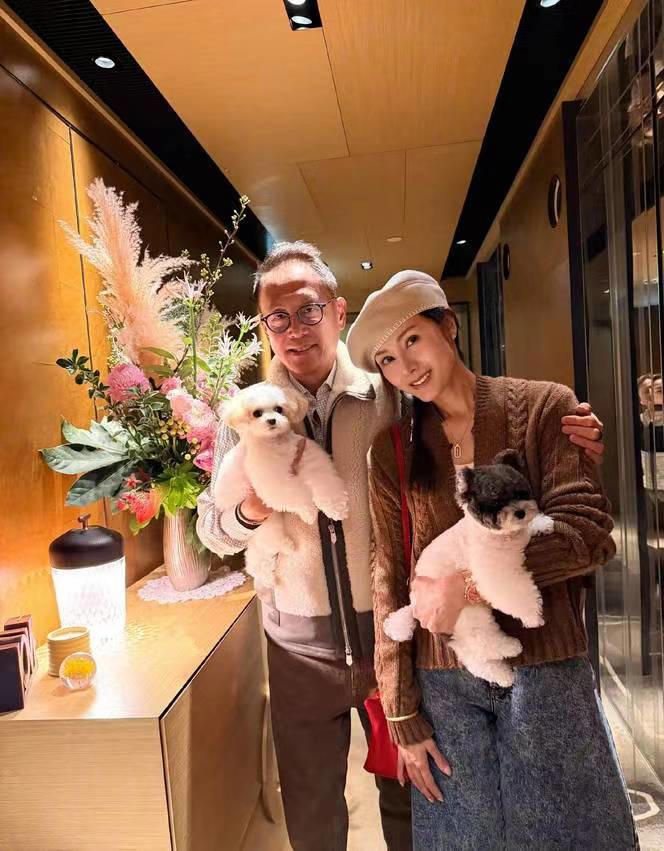  李嘉欣和许晋亨结婚17周年，一直都很恩爱，无疑她是成功和幸福的