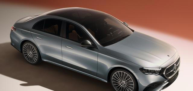 奔驰终于想通了！2026款E级标轴版上市，三叉星徽+进口+满配=真香