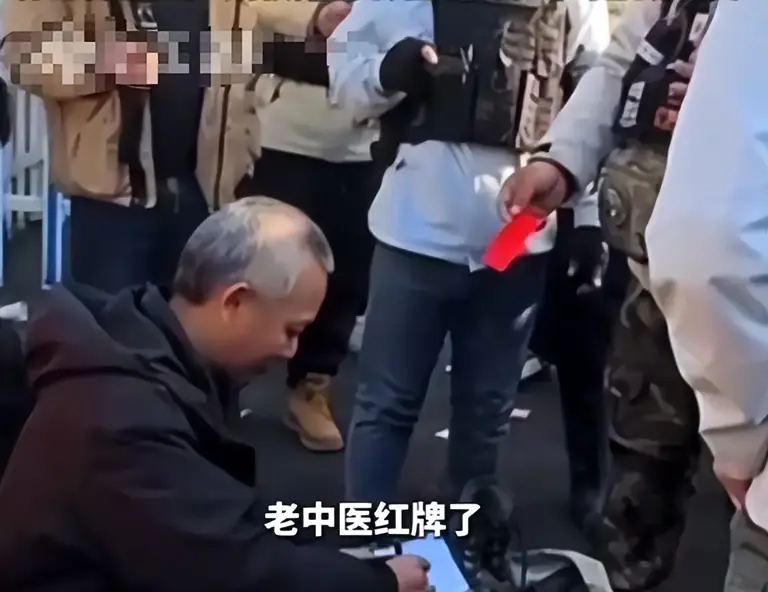 荒野求生决赛首日，林北挖到何首乌，刀疤哥生火成功，老中医淘汰